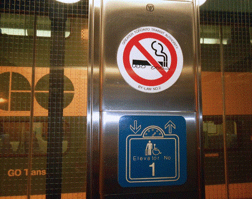 Cấm đi thang máy sau khi hút thuốc