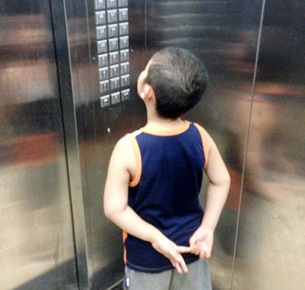Trẻ em đi thang máy Hanoel an toàn